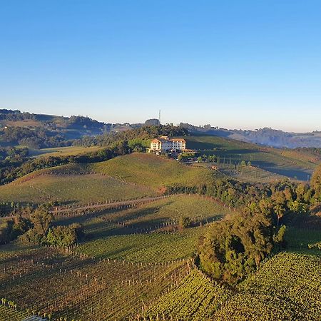 Spa Do Vinho Condominio Vitivinicola Bento Gonçalves Extérieur photo A view of the Monferrato hills