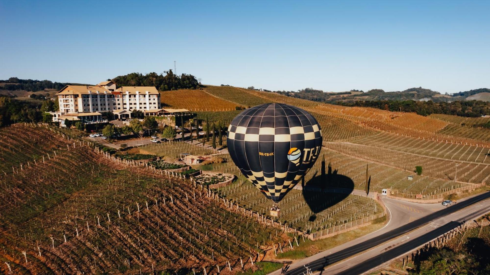 Spa Do Vinho Condominio Vitivinicola Bento Gonçalves Extérieur photo Hot air balloon over the vineyards of the resort