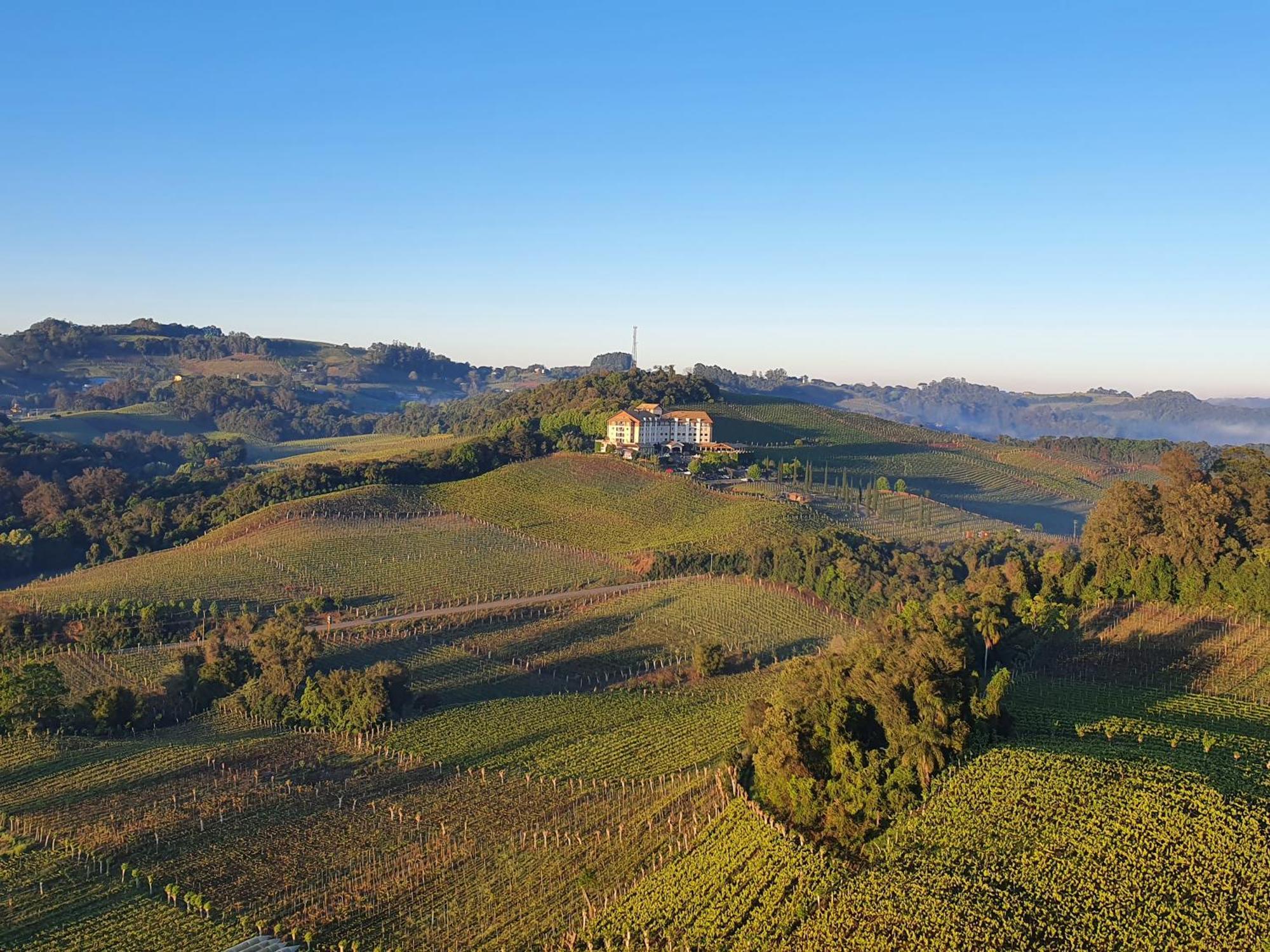Spa Do Vinho Condominio Vitivinicola Bento Gonçalves Extérieur photo A view of the Monferrato hills